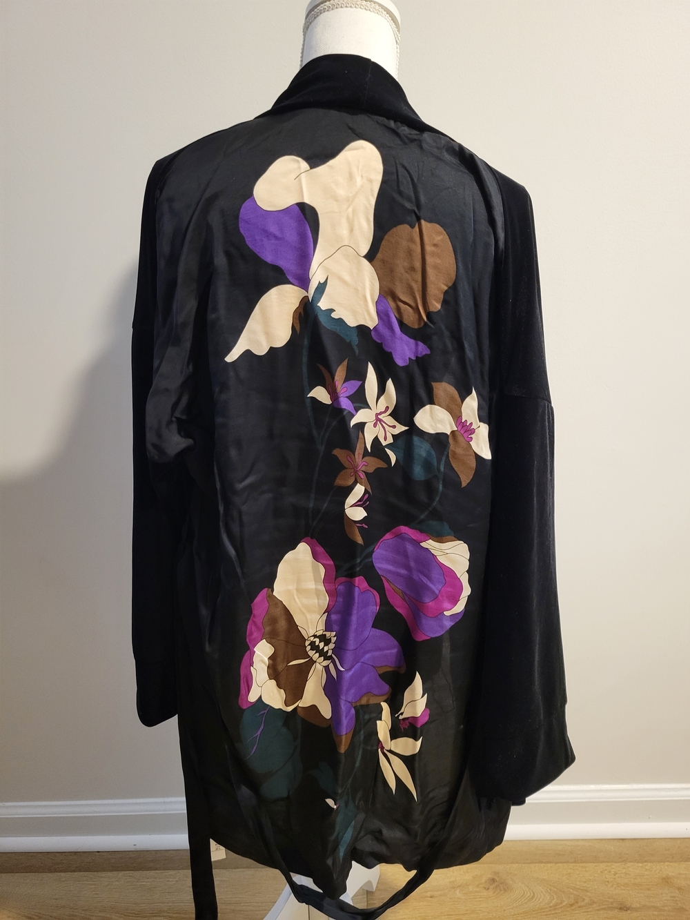 Intimissimi Velvet Floral Back Robe/Cardigan NWT Black